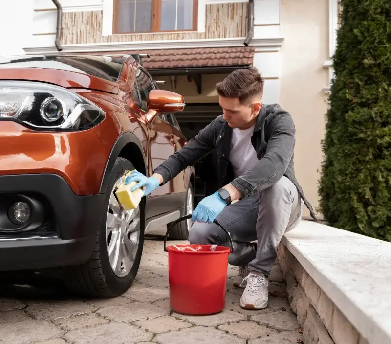 Lavage auto à domicile Vaucelles : professionnel intervenant sur un véhicule